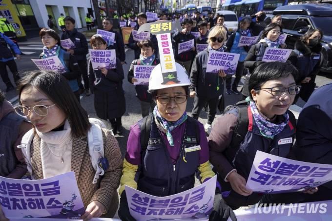 ‘성별임금 격차해소’ 외치는 여성 노동자들 [쿠키포토]