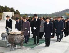 [포토]KAIST, 새 학기 맞아 국립대전현충원 국가사회공헌자 묘역 참배