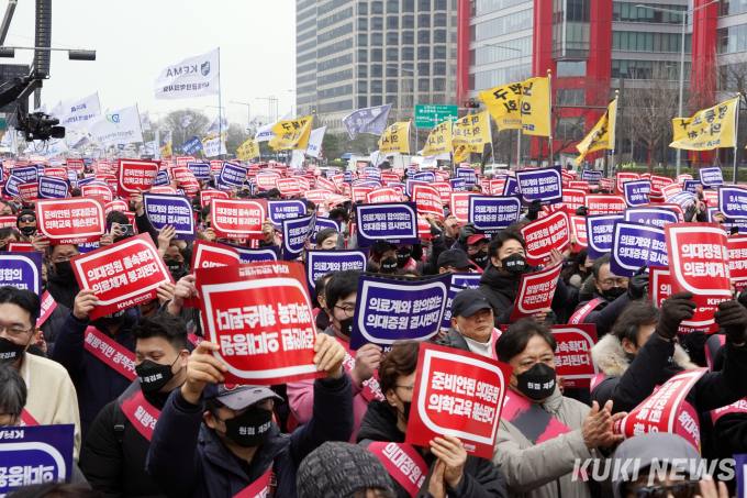 의협 회장 선거 돌입…개원가 집단행동 논의되나