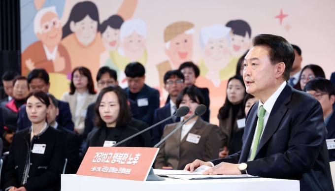 尹대통령 “경로당서 어르신 위한 디지털 기기 사용법 교육할 것”