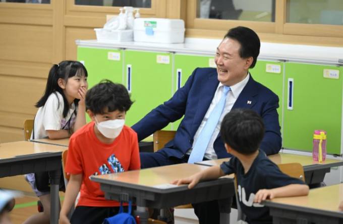 尹대통령, 원주서 늘봄학교 프로그램 참여…“지원 아끼지 않을 것”
