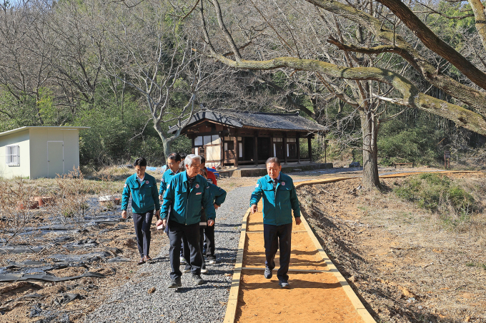 함안군 최초 ‘황톳길’ 성산산성 탐방로에 조성