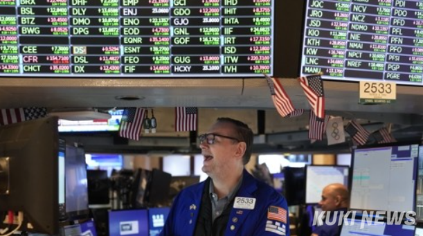 “미국 경제 호조에 뉴욕증시 날랐다”…다우·S&P500 역대 최고치 ‘또’ 경신  