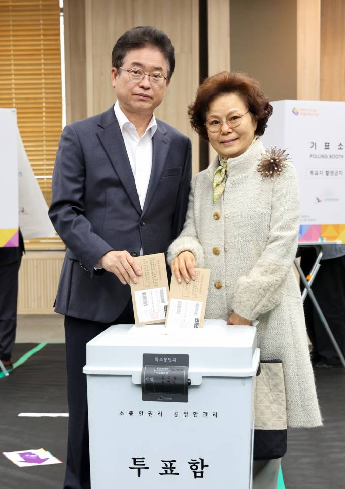 이철우 경북지사, 도청신도시 사전투표소에서 소중한 선거권 행사 