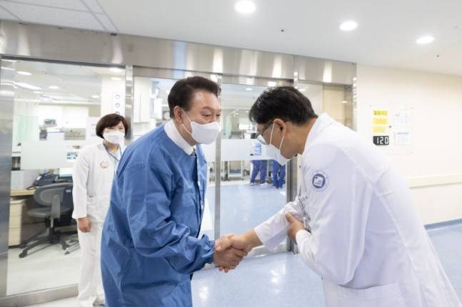 심장전문병원 방문한 尹…“필수의료에 더 많은 보상을”