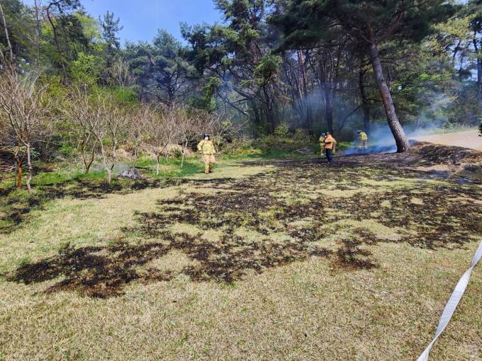 부산 북구 야산서 불...잔디 등 태우고 40여분만에 진화