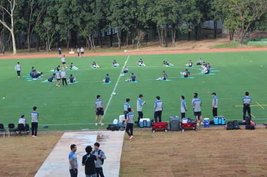 16일 오전 4시30분쯤(한국시간) 브라질 쿠이아바의 마투그로수 연방대학(UFMT) 경기장에서 홍명보호가 15분 공개 훈련에 앞서 스트레칭으로 몸을 풀고 있다. 쿠이아바=김태현 기자