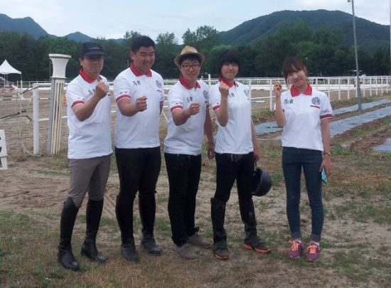 "강원대학교 신종서 교수(왼쪽)가 최근 막을 내린 제49회 강원도민체육대회 승마 종목에 춘천시 대표로 출전