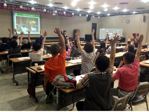 고려대학교 평생교육원은 지역주민들의 성원 아래 특화된 ‘대학-지역사회-공공기관’이 긴밀히 연결된 학습생태계를 구축하고 있다. 시민들이 명품아카데미 수업에 참석하고 있다.