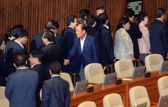 국회 본회의장에서 새누리당 송광호 의원이 투표를 위해 줄을 선 의원들과 악수하고 있다. 김태형 선임기자