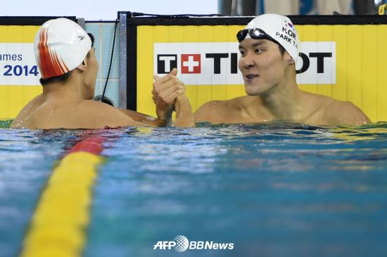 2014 인천아시안게임 자유형 100m를 마치고 손을 맞잡은 박태환(오른쪽)과 닝쩌타오 / ⓒAFP BBnew = News1