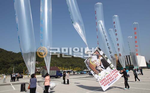 지난 10일 오전 경기도 파주시 탄현면 통일동산주차장에서 탈북자 단체인 자유북한운동연합이 대북전단 풍선을 날리고 있다. 국민일보DB