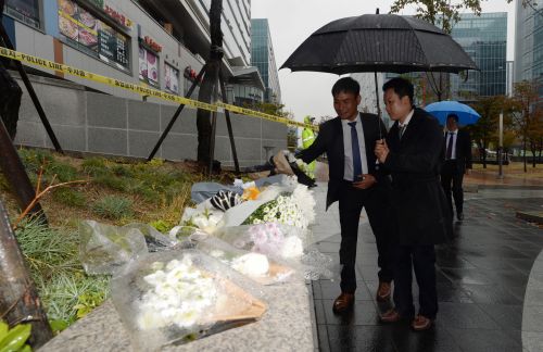 판교 환풍구 추락사고 발생 나흘째인 20일 오전 사고 현장인 경기도 성남시 분당구 판교 테크노밸리 야외광장 환풍구 주변에서 인근 직장인들이 헌화하고 있다. 국민일보DB