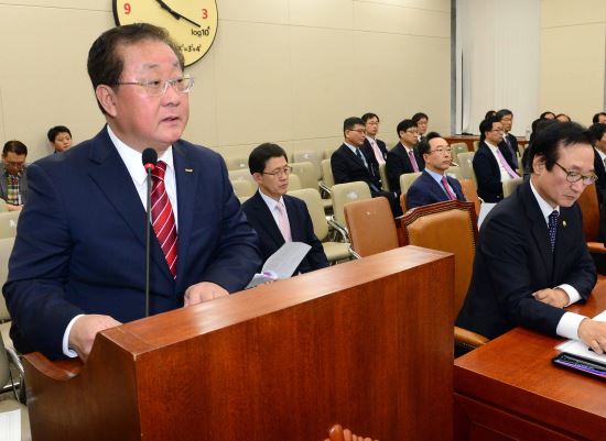 21일 국회 미방위의 한국방송광고진흥공사 등에 대한 국정감사에서 곽성문 코바코 사장이 업무보고를 하고 있다. 김태형 선임기자 kimth@kmib.co.kr