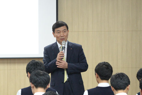 "LG화학 여수공장 유재준 주재임원이 21일 국내 유일의 석유화학 마이스터고인 여수석유화학고에 1억원을 지원해 ‘희망 가득한 도서관’을 개관했다. LG화학 여수공장 제공 "