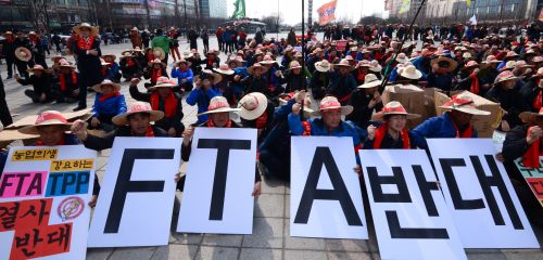 지난 3월 경기도 고양시 일산 문화공원에서 열린 한중FTA중단 전국 농축산결의대회에서 참석자들이 구호를 외치고 있다. 국민일보DB