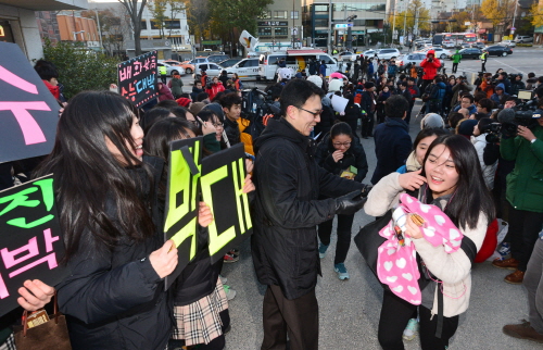 2015학년도 대학수학능력시험이 실시된 13일  서울 안국동 풍문여고 앞에서 수험생들이 후배들의 응원을 받으며 들어서고 있다. 이병주 기자