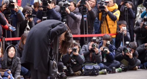 ‘땅콩 리턴’ 조현아 전 대한항공 부사장이 12일 서울 강서구 공항동 국토교통부 항공철도사고조사위원회에 출두하면서 허리 굽혀 인사하고 있다. 국민일보DB