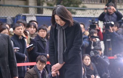 ‘땅콩 리턴’ 사태로 물의를 빚은 조현아 전 대한항공 부사장이 12일  서울 강서구 공항동 국토교통부 항공철도사고조사위원회에 조사를 받기 위해 출두 하고 있다. 국민일보DB