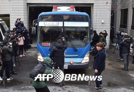 19일 서울서부지법에서 조현아 전 대한항공 부사장을 태운 호송버스에 취재진이 몰리고 있다. ⓒAFPBBNews = News1