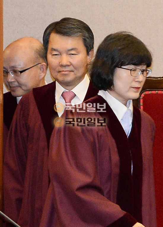 이정미 헌법재판관(오른쪽 첫번째)과 안창호 헌법재판관(왼쪽 첫번째)이 간통죄 위헌 여부 선고를 위해 26일 서울 종로구 재동 헌법재판소 대심판정으로 들어서고 있다. 사진=국민일보 김지훈 기자