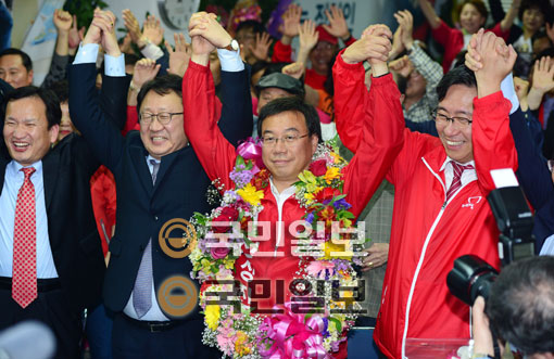 경기도 성남 중원 국회의원 보궐선거에서 당선이 확실시된 새누리당 신상진 후보가 29일 성남시 중원구 중앙동 선거사무소에서 지지자들의 환호에 답례하고 있다. 사진=국민일보 구성찬 기자