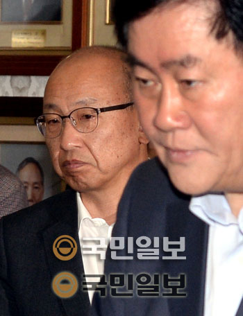 문형표(왼쪽) 복지부장관과 최경환 국무총리 직무대행이 2일 오전 정부서울청사에서 열린 중동호흡기증후군(메르스) 관련 관계장관회의에 심각한 표정으로 참석하고 있다. 국민일보=서영희 기자