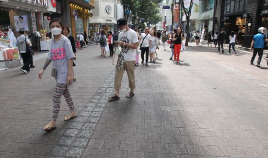 중동호흡기증후군(메르스) 확산 사태와 관련해 정부가 대응 단계를 ‘주의’로 유지키로 한 3일 오후 서울 명동을 찾은 한 외국인 관광객들이 마스크를 착용한 채 관광을 하고 있다. 국민일보 서영희 기자