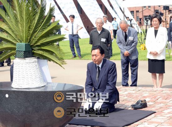 12일 서대문형무소역사관을 방문한 하토야마 유키오 전 일본 총리가 추모비에 헌화한 후 무릎을 꿇은 채 묵념의 시간을 가지고 있다. 국민일보 김태형 선임기자