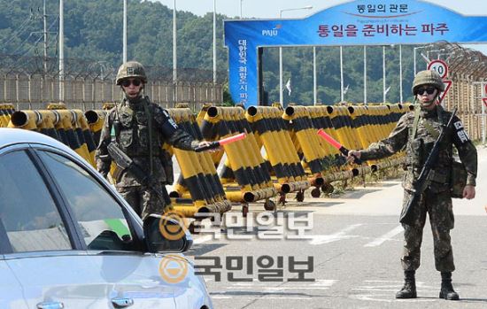 한반도 긴장 상황을 해소하기 위한 고위급 접촉 재개가 예정된 23일 파주시 통일대교에서 장병들이 경계를 강화하고 있다. 파주=국민일보 구성찬 기자