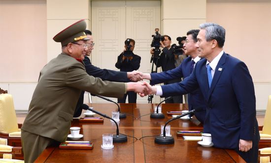 "북한의 서부전선 포격도발로 한반도의 긴장이 고조된 가운데 22일 오후 판문점에서 열린 남북 고위급 접촉 시작에 앞서 참석자들이 악수를 하고 있다. (오른쪽부터 시계반대방향) 김관진 국가안보 실장