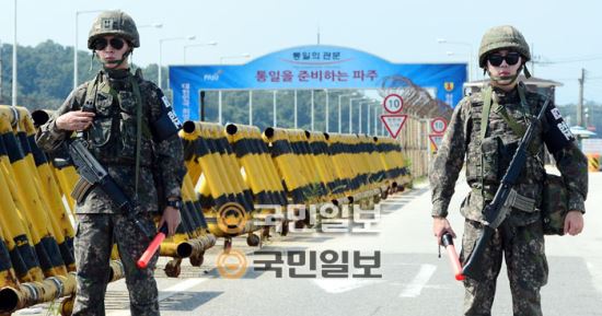 한반도 긴장 상황을 해소하기 위한 고위급 접촉 재개가 예정된 23일 파주시 통일대교에서 장병들이 경계를 강화하고 있다. 파주=국민일보 구성찬 기자