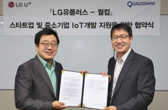 LG유플러스 김선태 부사장(왼쪽)과 퀄컴코리아 이태원 부사장이 업무협약을 맺고 있다.