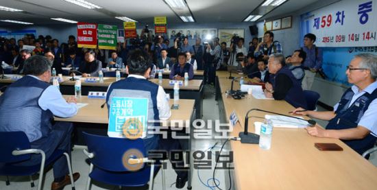 14일 서울 여의도 한국노총에서 열린 제59차 중앙집행위원회 참석한 김동만 위원장이 모두발언을 하고 있는 모습. 국민일보 구성찬 기자.