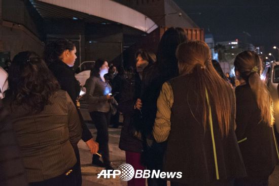 지진이 일어난 후 거리로 나와있는 칠레 시민들의 모습. ⓒAFPBBNews = News1