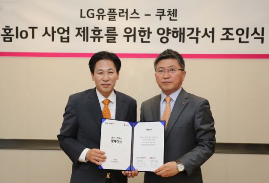 LG유플러스 류창수 홈솔루션사업담당(오른쪽)과 쿠첸 이재성 사업부장(왼쪽)이 양해각서를 체결하고 있다.