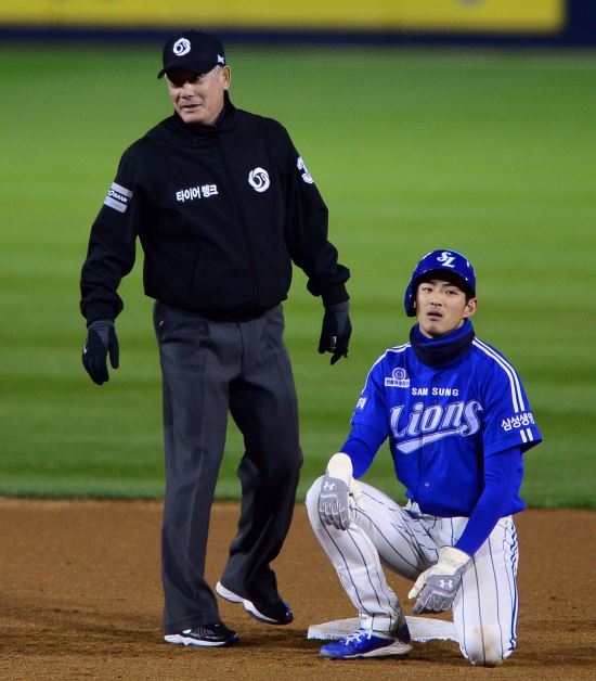 30일 서울 잠실야구장에서 ‘2015 타이어뱅크 KBO 리그’ 한국시리즈 4차전 두산 베어스와 삼성 라이온즈의 경기 2회초 2사 1루에서 삼성 구자욱이 2루 도루를 시도했다가 아웃 당하자 아쉬워하고 있다. 삼성 라이온즈 제공