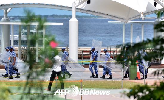 몰디브 경찰이 지난달 24일 수도 말레 거리 순찰을 하고 있다. ⓒAFPBBNews = News1