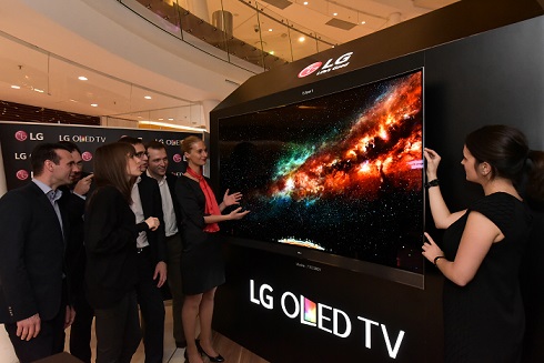 프랑스 파리의 쇼핑몰 보그르넬에서 열린 LG전자 OLED TV 로드쇼에서 관계자들이 제품을 살펴보고 있다.