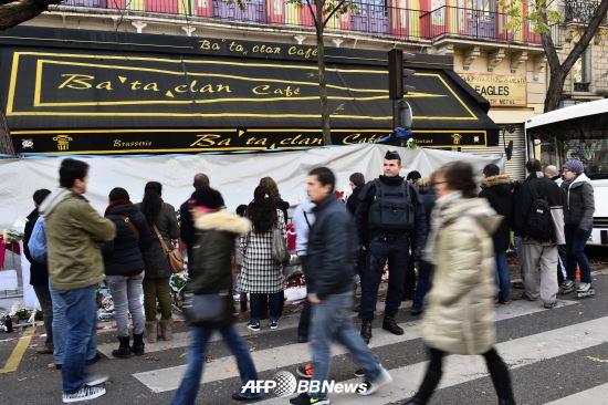 바타클랑 극장 앞에 있는 테러 희생자 추모 공간에 파리 시민들이 모여든 모습. ⓒAFPBBNews = News1