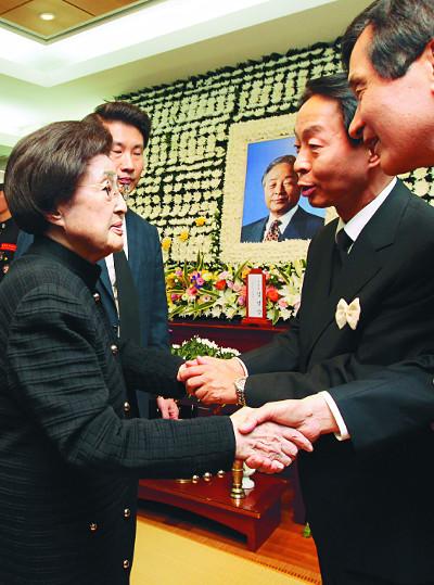 고 김대중 전 대통령 부인 이희호 여사(왼쪽)가 23일 서울 종로구 서울대병원 장례식장에 설치된 김영삼 전 대통령 빈소를 찾아 김 전 대통령 차남 현철씨(오른쪽 두 번째)의 손을 잡고 있다. 사진공동취재단