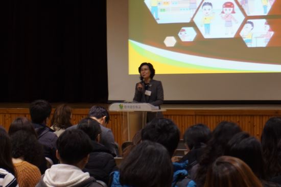 "한국경진학교 김은주 교장이 긍정적 행동지원 운영 설명회를 갖고 있다. "