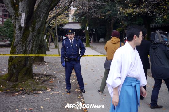 지난 23일 야스쿠니 신사 폭발물이 터진 현장 주변에서 경찰관이 접근을 통제하고 있다. ⓒAFPBBNews = News1