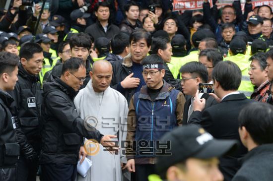 한상균 민주노총 위원장이 10일 경찰에 자진출두 형식으로 조계사를 나선 뒤 호송차로 향하고 있다. 국민일보 이병주 기자