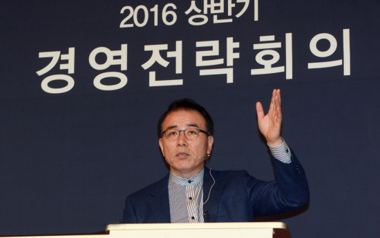 조용병 신한은행장이 1일 경기도 용인시 기흥구 연수원에서 열린 2016년 상반기 경영전략회의에서 발언을 하고 있다. <사진=신한은행 제공>