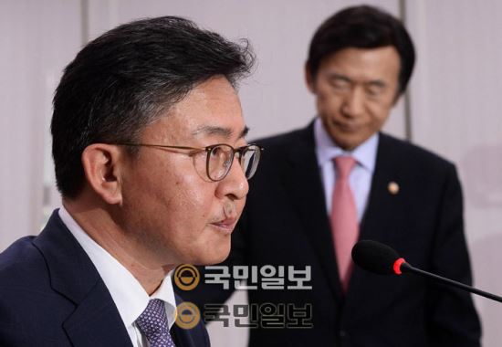 홍용표 통일부 장관이 15일 오후 국회에서 열린 외교통일위원회 전체회의에 출석해 의원들의 질의에 답변준비를 하고 있다. 국민일보 이동희 기자