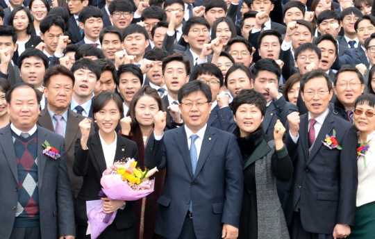 이경섭 농협은행장이 지난 19일 청주교육원에서 신입행원 교육을 수료한 직원들과 함께 기념 촬영을 하고 있다.