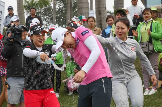 KLPGA 투어 윈터투어의 첫 대회인 한국투자증권챔피언십에서 우승한 정예나가 동료들로부터 축하인사를 받고 있다. KLPGA제공