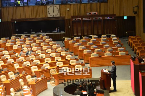 24일 새벽 국회 본회의장에서 더불어민주당 김광진 의원이 테러방지법의 본회의 의결을 막기 위한 무제한토론을 하고 있다.