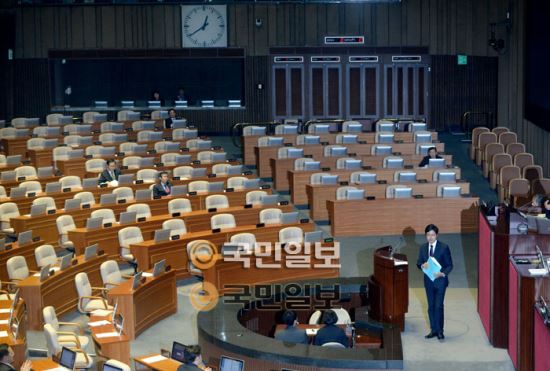 더불어민주당 김광진 의원이 24일 새벽 국회 본회의장에서 테러방지법의 본회의 의결을 막기 위한 무제한토론을 한 뒤 단상에서 내려오고 있다.